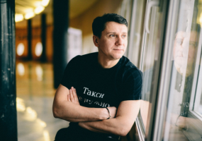 Поздравляем заслуженного артиста России Илью Панькова с 25-летием работы в театре!